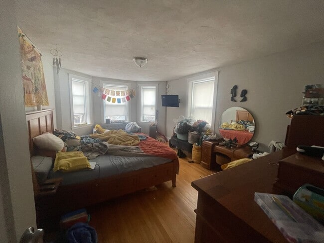 Building Photo - Brookline Village 4 bed 1 bath NO FEE Heat Hw inc Students ok Seconds to D line  NEW KITCHEN