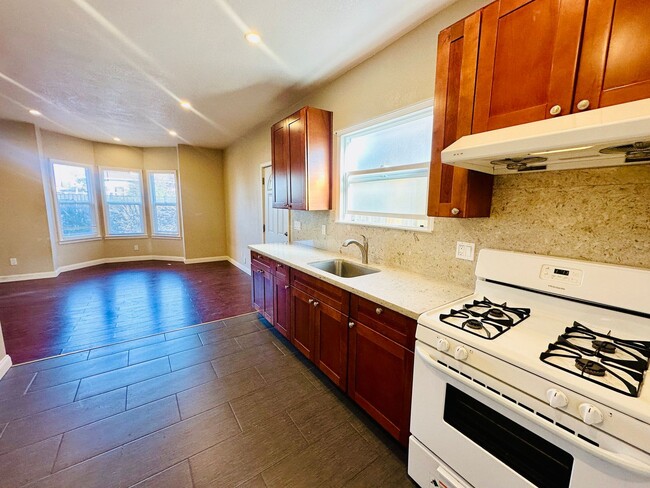 Building Photo - Tran 59th Triplex Unit #2 Lower Left