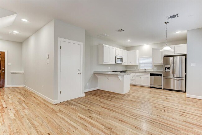 Photo - 822 E 37th St