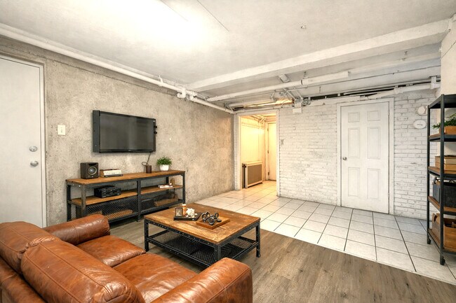 Photo - 4858 S Springfield Ave Unit 1W