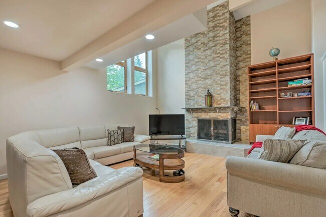 Photo - 5922 159th Ct NE Casa