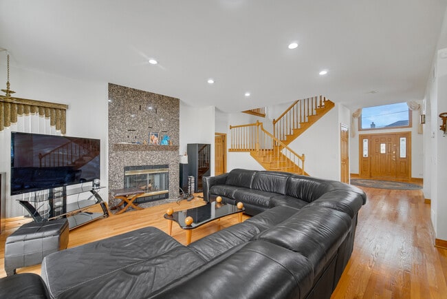 Photo - 9131 Delphia St