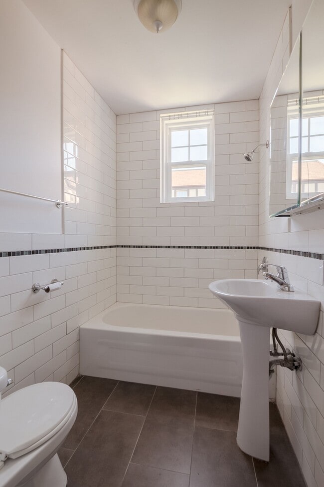 Photo - 4715 Chem. Queen Mary Unité 2