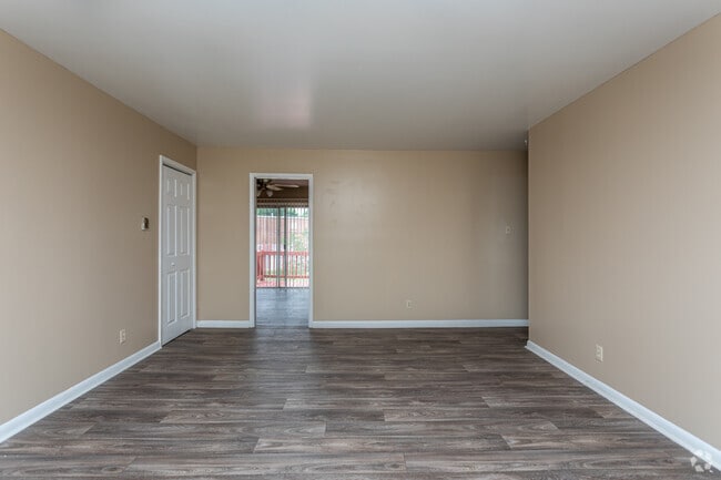 1BR, 1BA - 800 SF
