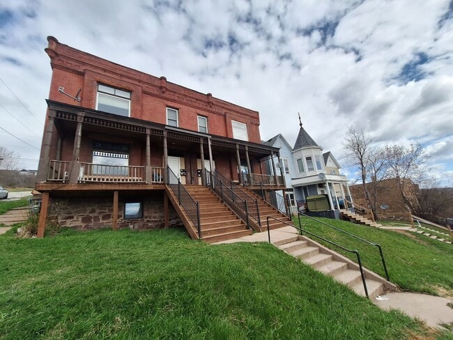 Building Photo - Large 3 Bedroom Open August Unit 531 W 4th St - 1