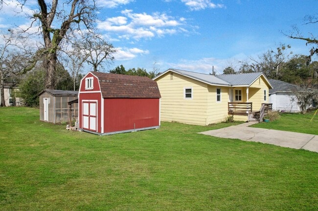 Photo - 3 bedroom 1 bath house in Midtown available Mid- August