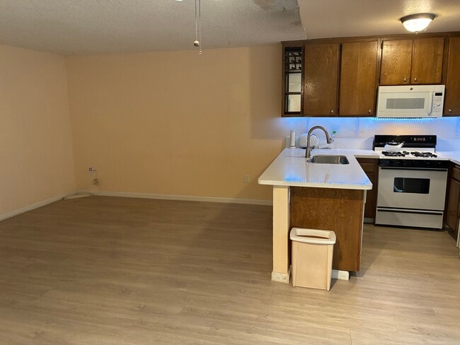 Photo - 18530 Hatteras St Unidad 108