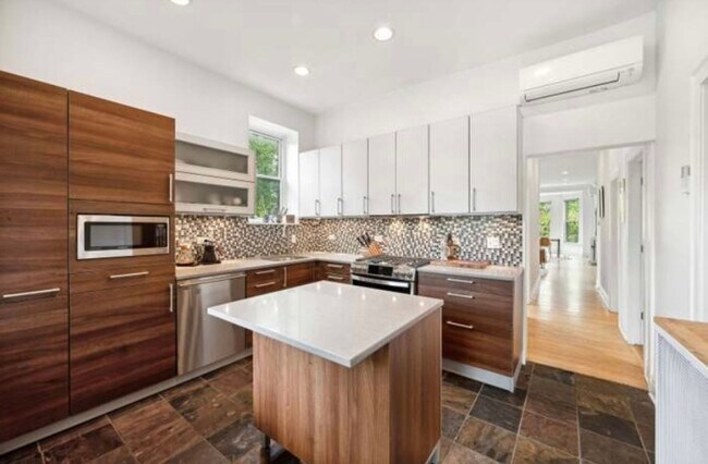 Photo - Spacious 3BR Condo in prime Lincoln Park l...