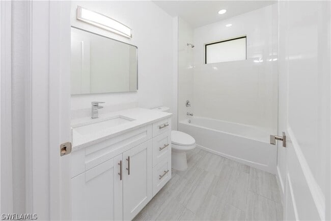 Photo - 1137 Damen St E