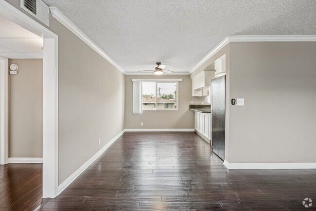 2BR, 2BA - 975SF - Dining Room