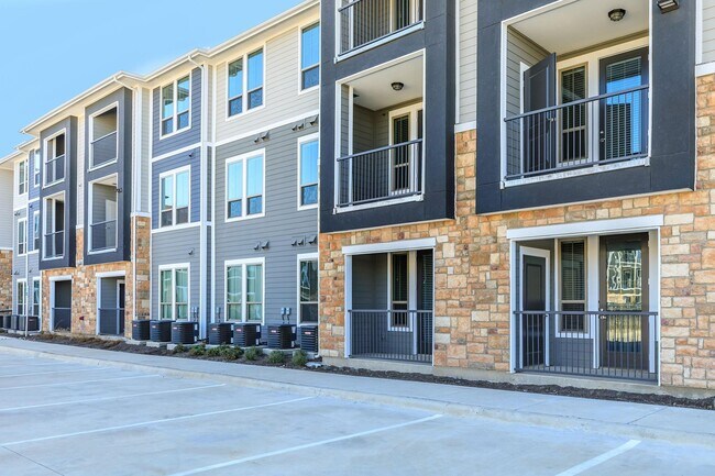Building Photo - 7011 McKinney Falls Pkwy Unit #7011
