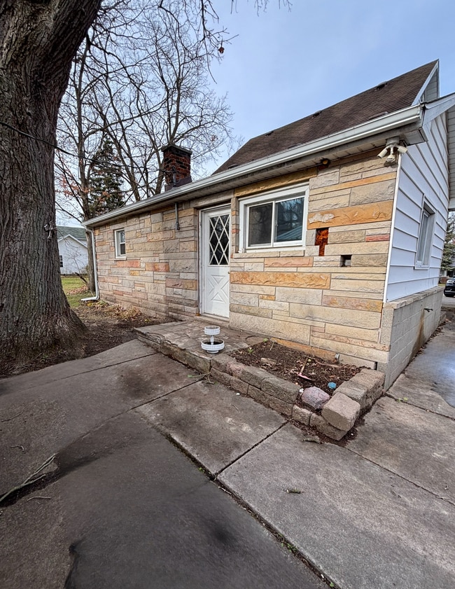 Photo - 2260 E Grand River Ave