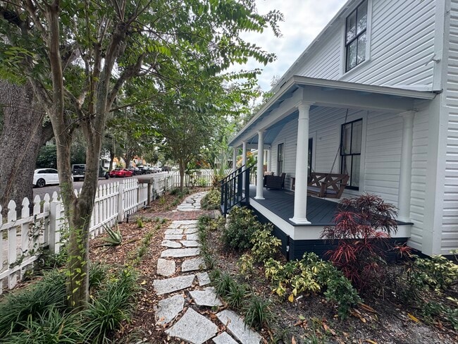 Photo - 734 Grove St N