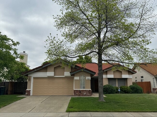 Building Photo - Charming Roseville home with LVP flooring!