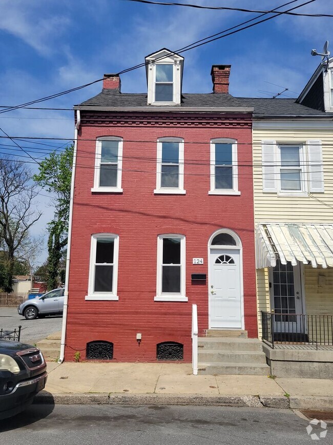 Building Photo - 4 Bedroom Home in Lancaster City