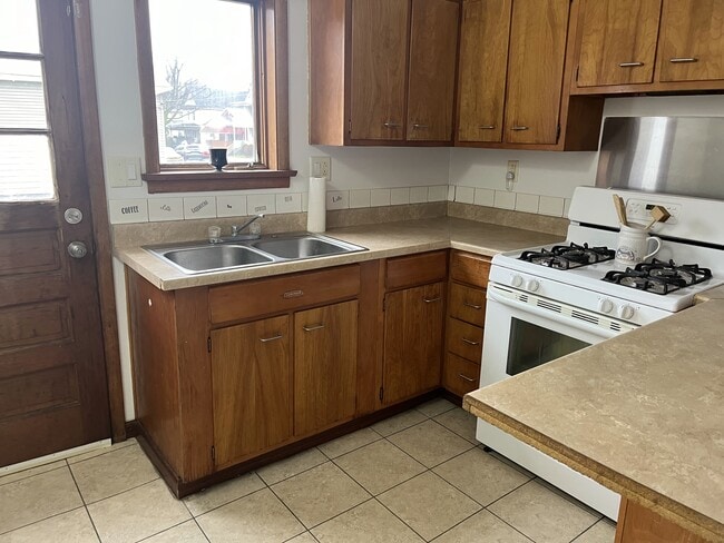 Photo - 635 E 24th St