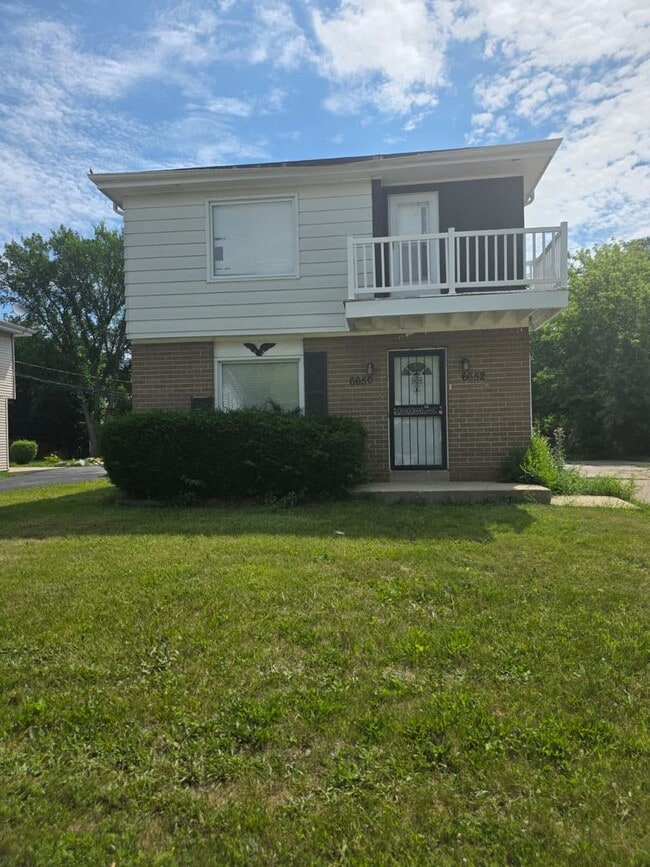 Building Photo - 6650-6652 N 55th St Unit 6652