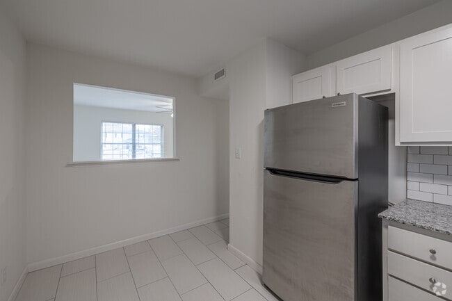 2BR, 1.5BA (Renovated) - 1,000SF - Kitchen
