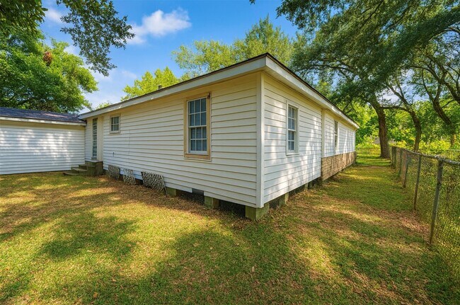 Photo - 5717 Eunice St