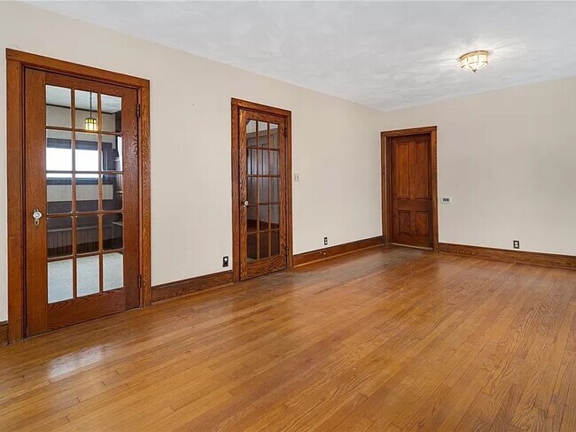 Photo - 208 Farm St