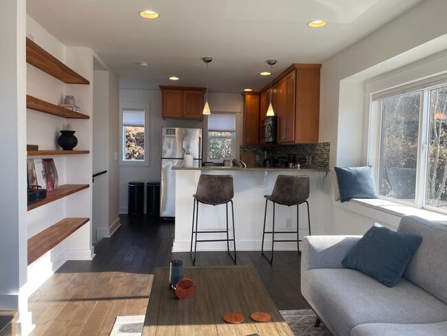 Photo - Welcome Home 2b/1ba Sun Drenched Townhome - West Seattle Fauntleroy Neighborhood
