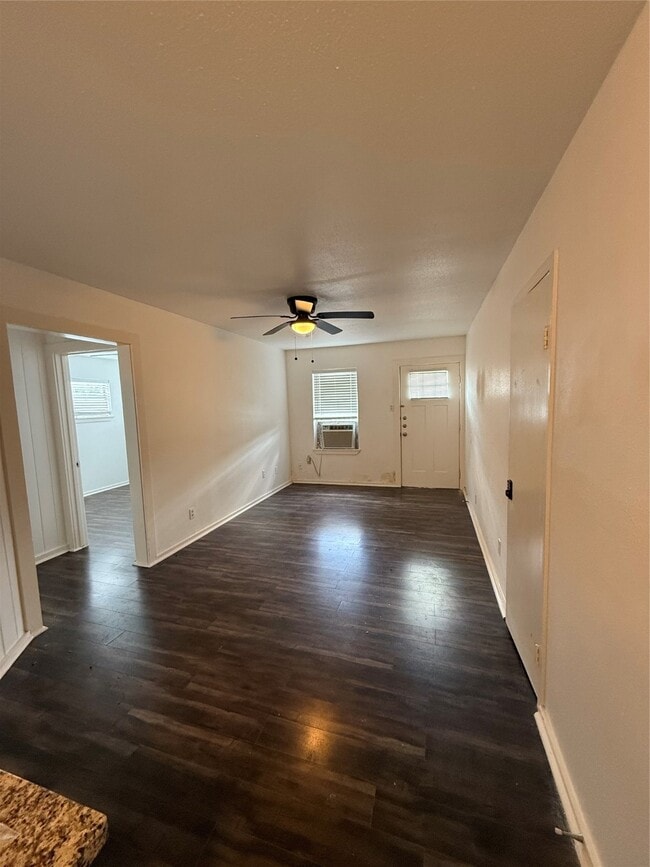 Building Photo - 5010 Ennis St Unit 2 Rental