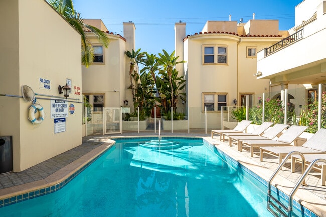 Para ver llame a Bella (310)498-6575 - 841 Westmount Dr Unidad 102