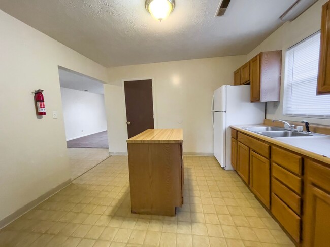 Photo - 525 W 8th St