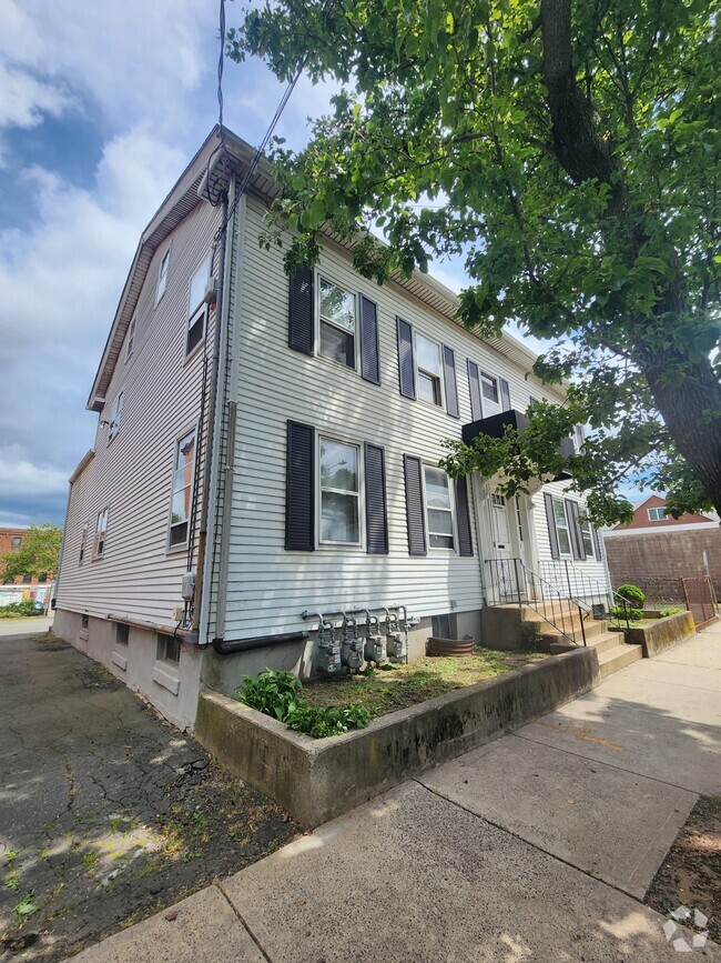 Building Photo - 17 Brown St Unit 2R Rental