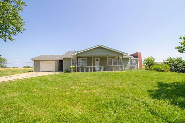 Building Photo - 1303 E Smiley Ln