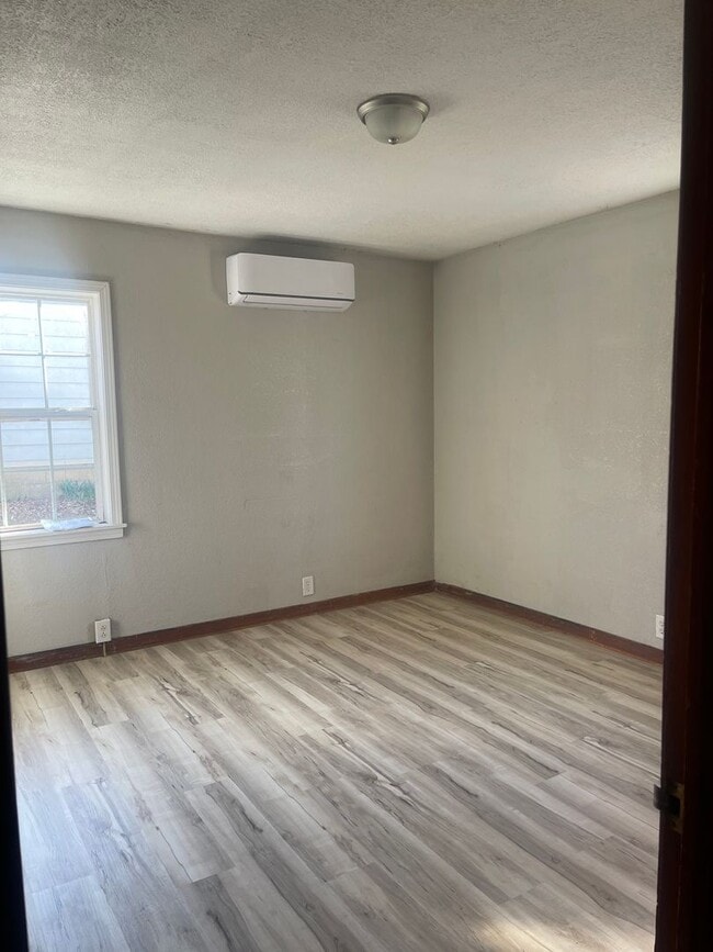 Photo - 1011 S Rinker Ave