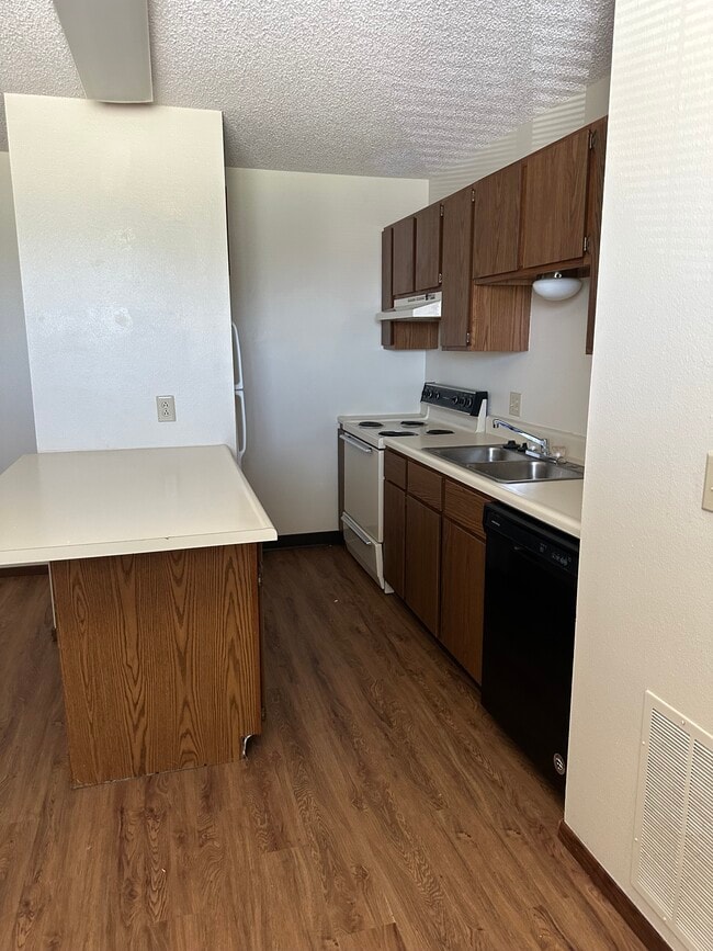 Building Photo - 100 Plains St Unit 38