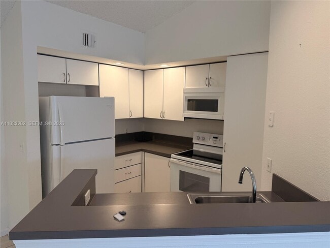 Building Photo - 3310 Pinewalk Dr N Unit 1833