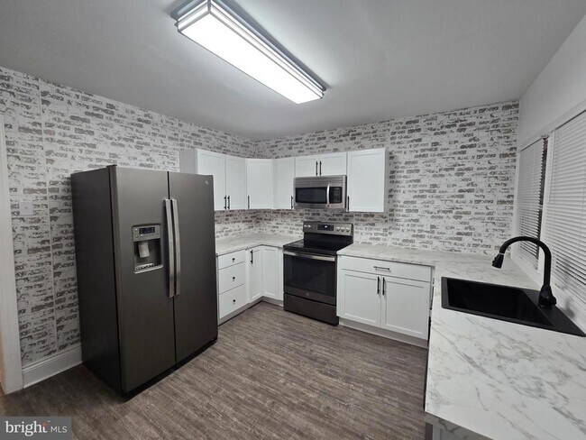 Photo - 4444 Fleming St