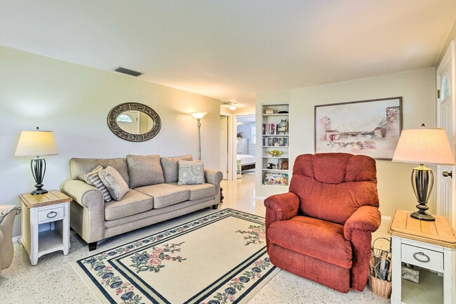 Building Photo - 896 S Venice Blvd Unit ID1385782P