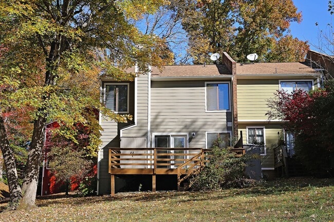 Building Photo - Move-in Ready End-Unit Stonehenge Townhome
