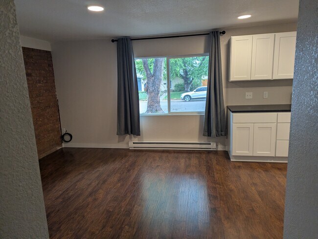 Vista desde la sala de estar principal - 8543 W Colorado Pl Unidad 1-Bedroom By Jewell Park