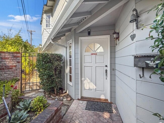 Photo - 527 Hilbar Ln
