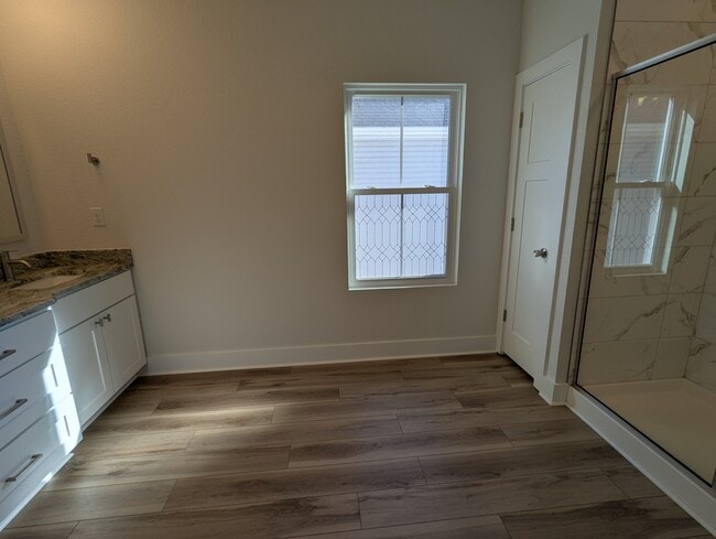 Photo - 729 Guy Ave
