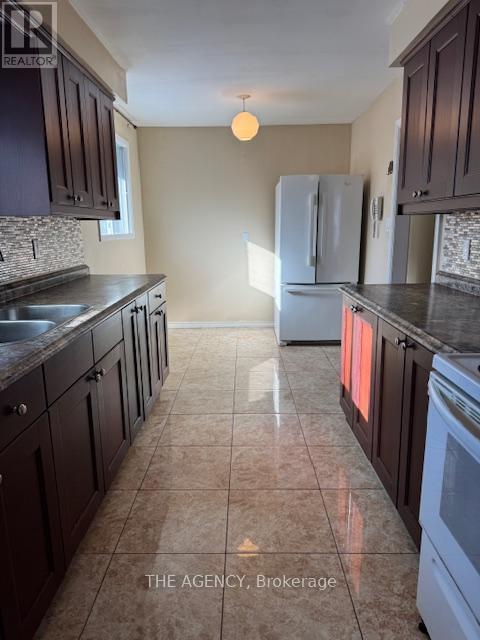 Photo - 63 Centre St E