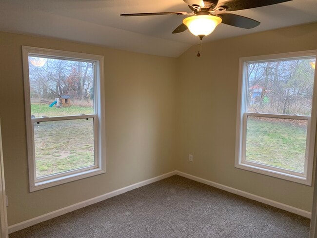 Bedroom - 711 Fern St