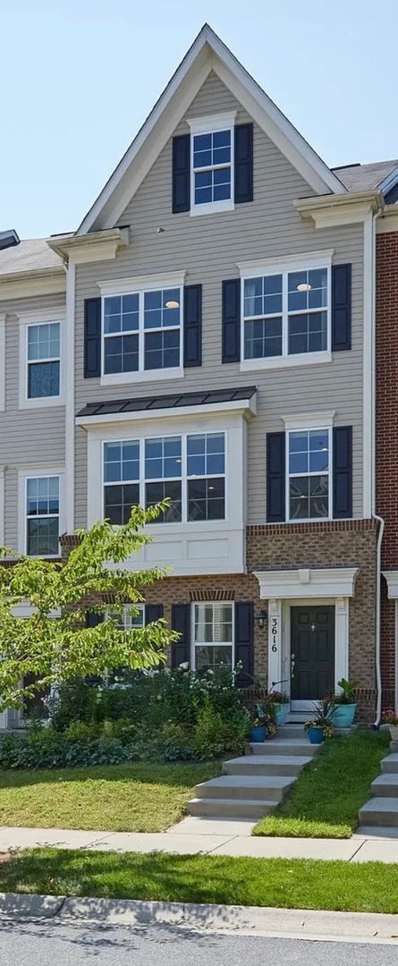 Building Photo - Near New Luxury TH 4 bed + 3.5 baths