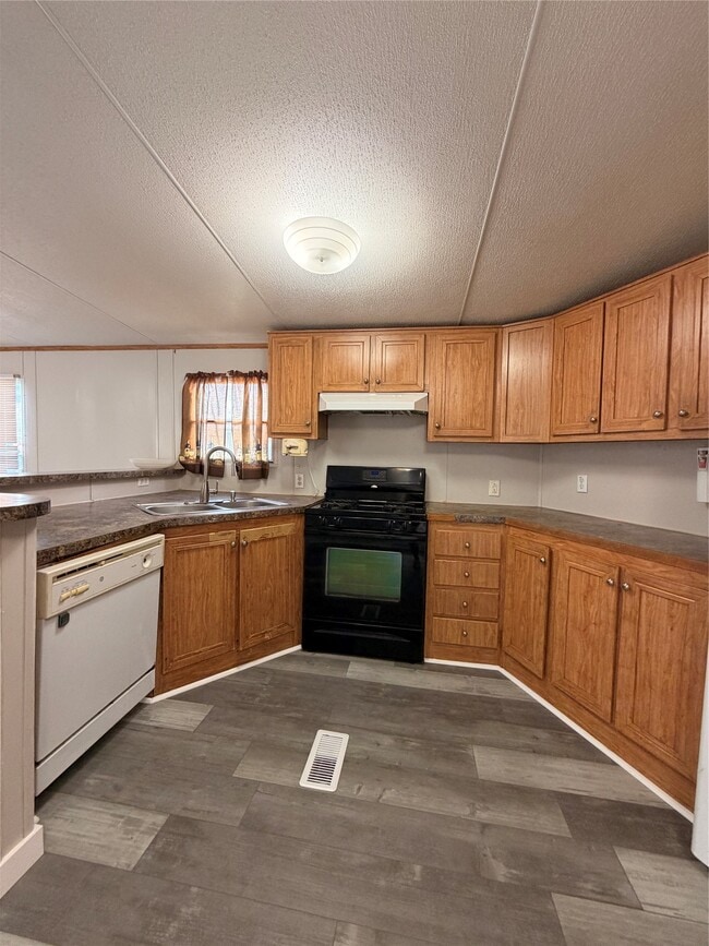 Photo - 14331 Greenville St