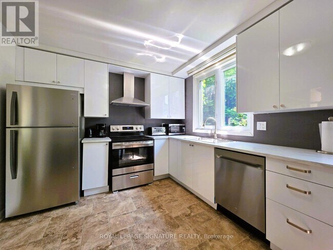 Photo - 12 Lacewood Crescent