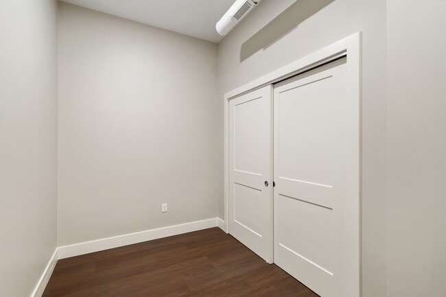 Smaller bedroom/office/work from home space