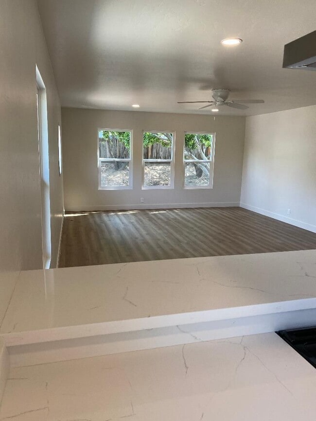 Photo - 2048 Swazey St Unidad C