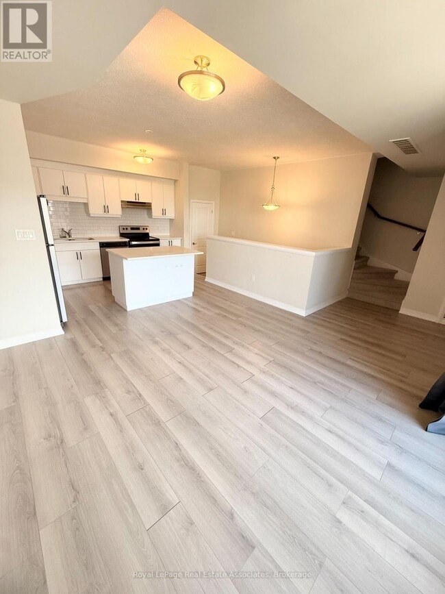 Photo - 261 Woodbine Ave