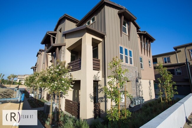 Building Photo - Stunning Three-Story Home! 3 Bed / 3 Bath ...