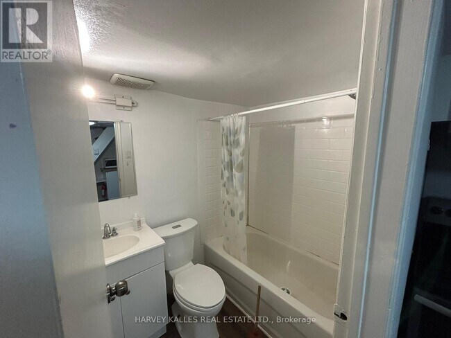 Photo - 1098 Bathurst Street