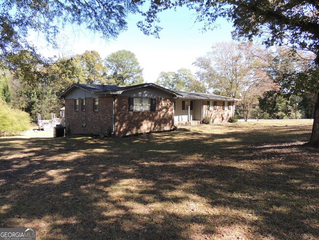 Photo - 2590 Lake Capri Rd NW